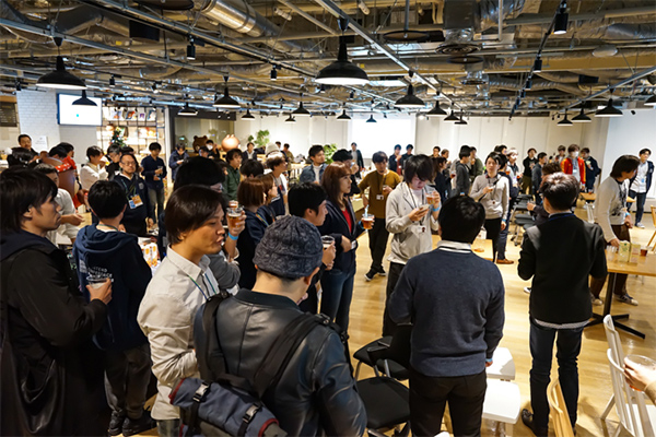 多くの参加者やスポンサーが交流している懇親会の様子